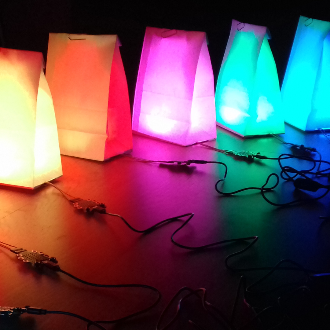 Foto von LightBags: fünf am Boden stehende LightBags
                       leuchten in den Farben orange bis blau