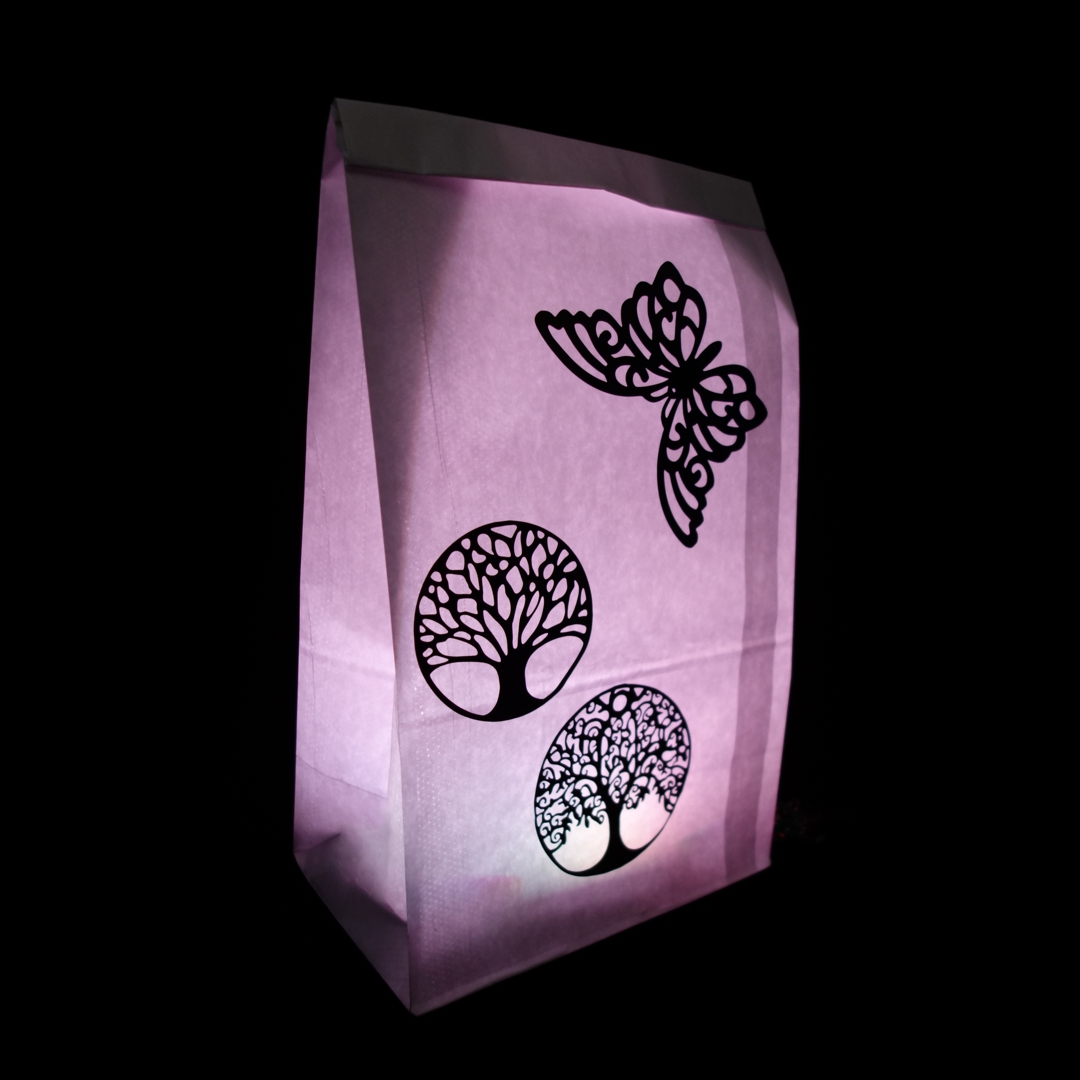 Foto einer LightBag-Dekoration: zwei Bäume und ein
                       Schmetterling aufgeklebt auf einem weiss leuchtenden LightBag