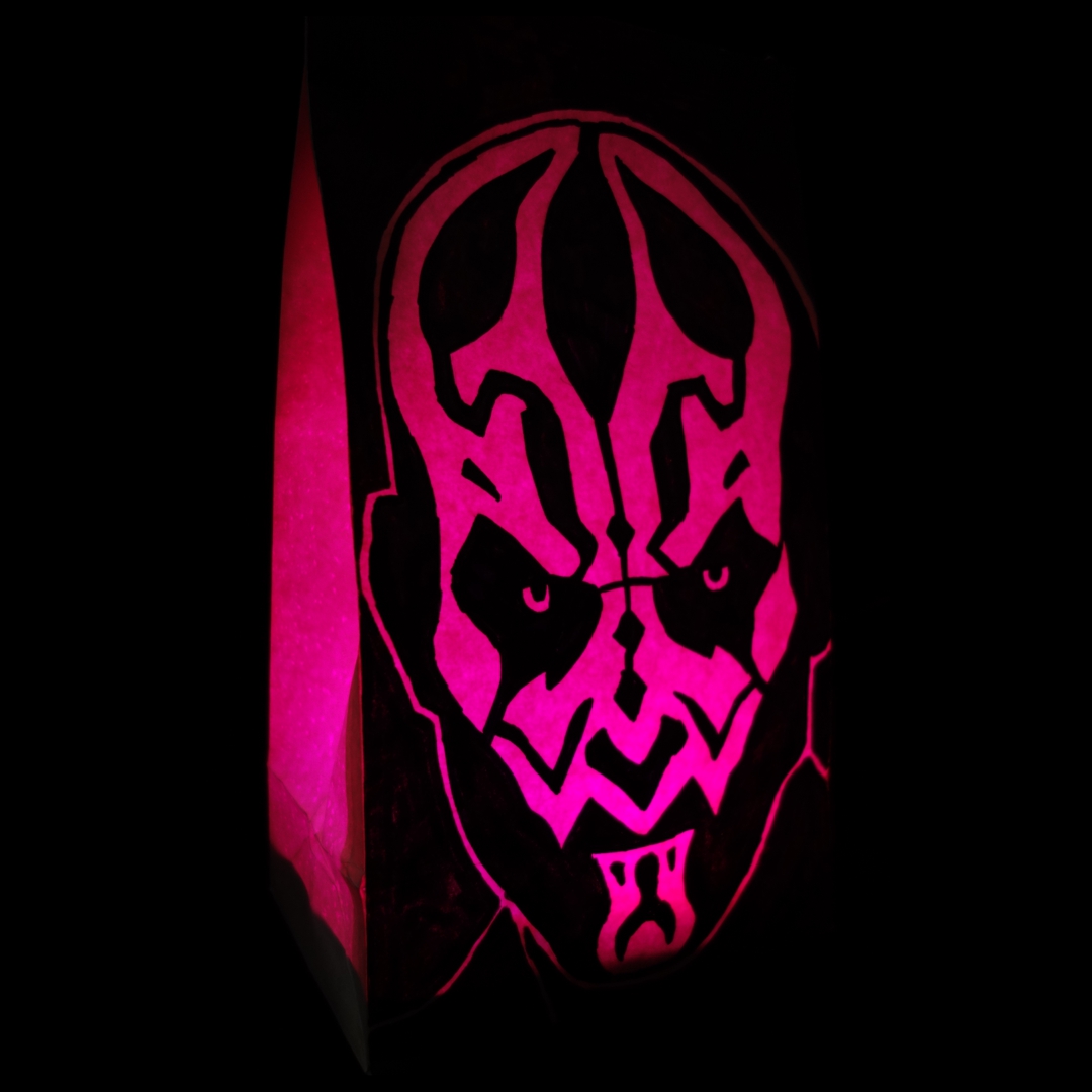 Foto einer LightBag-Dekoration: Kopf des Figur
                       Darth Maul aus Star Wars schwarz aufgemalt auf einem pinkfarbenen LightBag